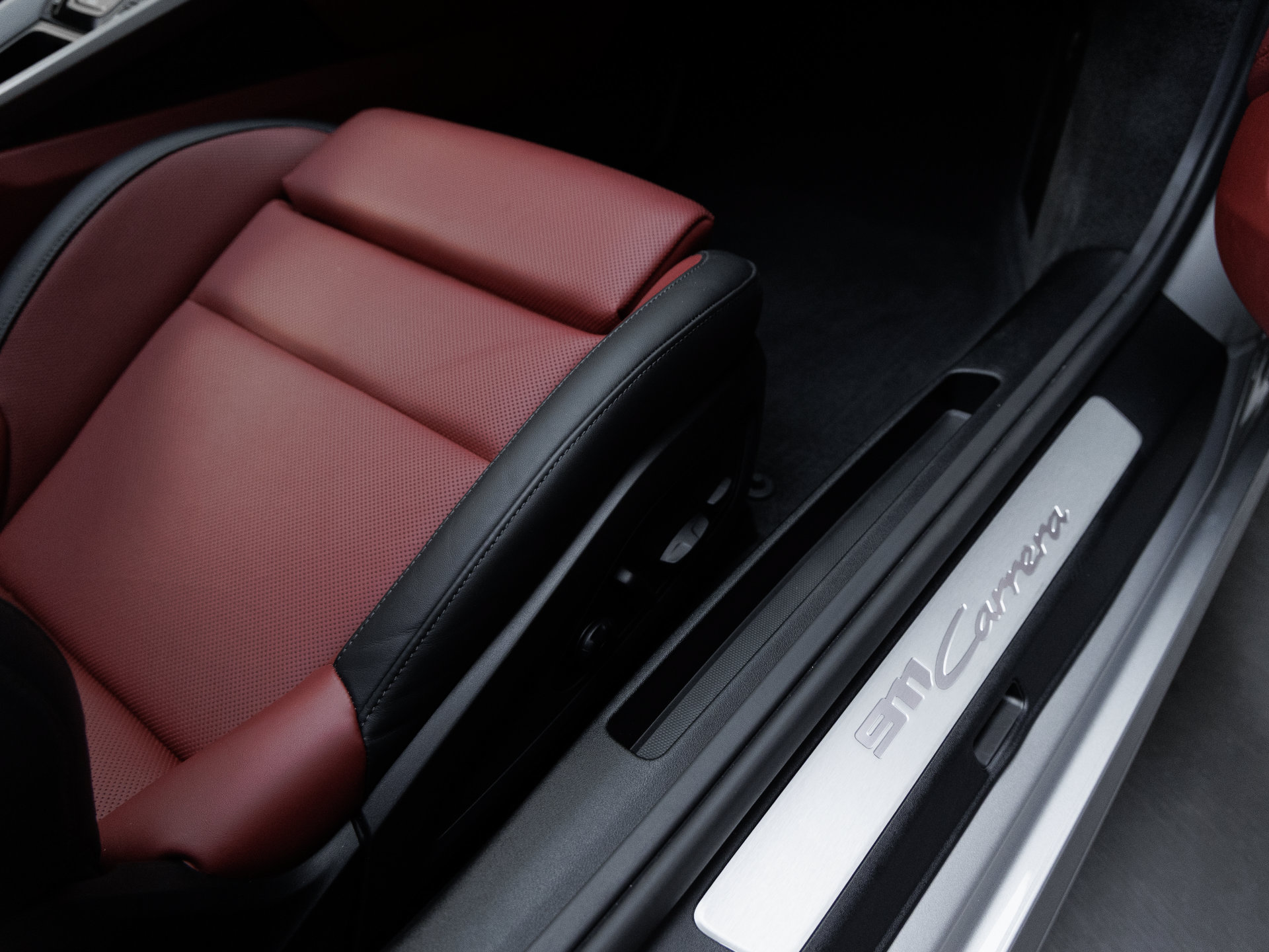 Certified 2025 Porsche 911 Carrera RWD image 38