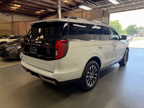 Used 2025 Ford Expedition Platinum AWD/4WD image 3