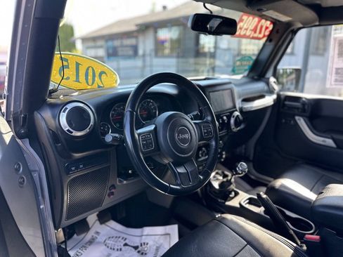 Used 2015 Jeep Wrangler Unlimited Rubicon w/ Connectivity Group AWD/4WD image 12