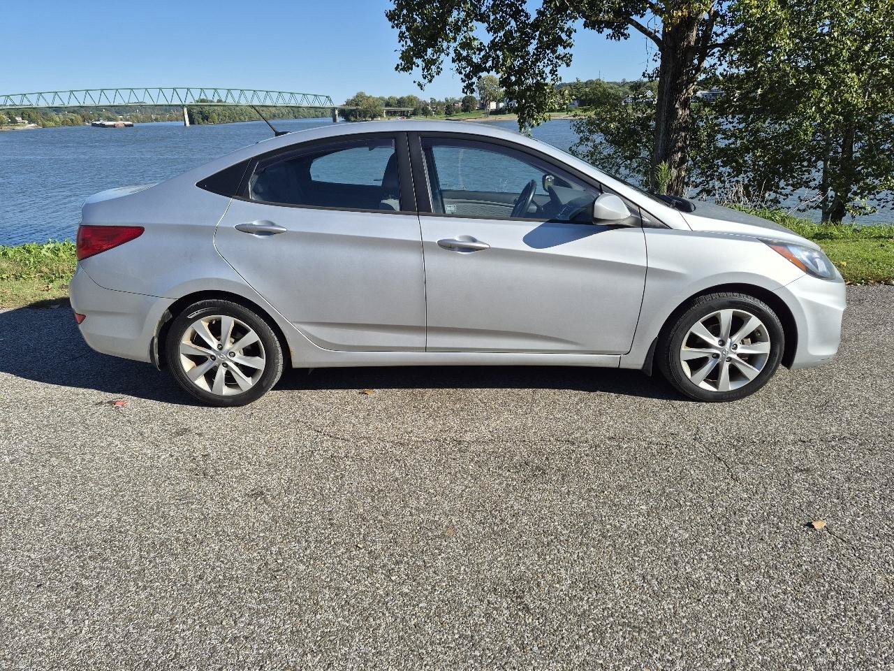 Used 2013 Hyundai Accent GLS w/ Premium Pkg FWD image 5