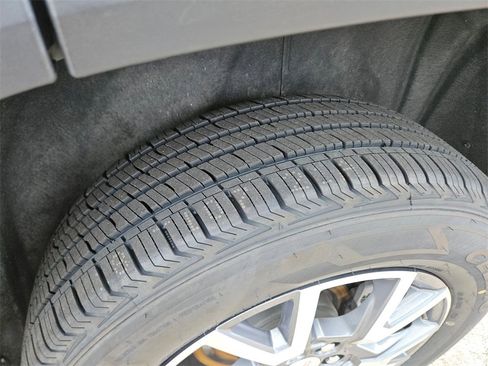 Used 2023 GMC Acadia SLT image 30