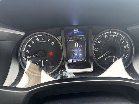 Used 2021 Toyota Tacoma TRD Off-Road w/ TRD Premium Off Road Package AWD/4WD image 18