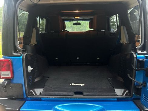 Used 2016 Jeep Wrangler Unlimited Sahara w/ Connectivity Group AWD/4WD image 17