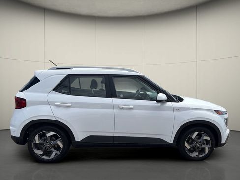 Used 2025 Hyundai Venue SEL FWD image 8