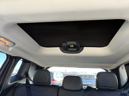 Used 2017 Jeep Renegade Limited image 22