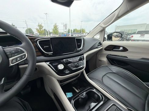 Used 2024 Chrysler Pacifica Limited w/ Uconnect Theater Family Group FWD image 11