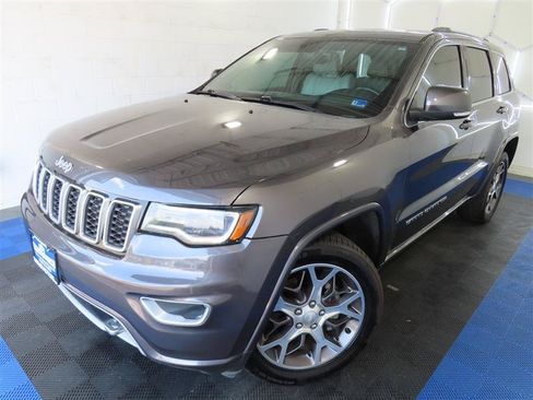 Used 2018 Jeep Grand Cherokee Limited AWD/4WD image 4