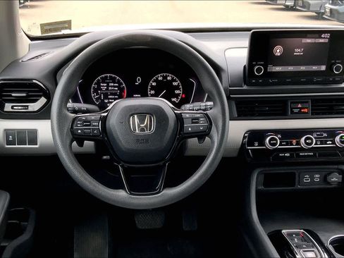 Used 2023 Honda Pilot LX image 6