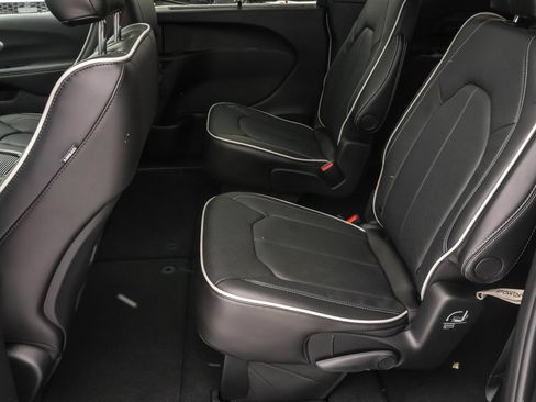 New 2026 Chrysler Pacifica Limited w/ S Appearance Package AWD/4WD image 16