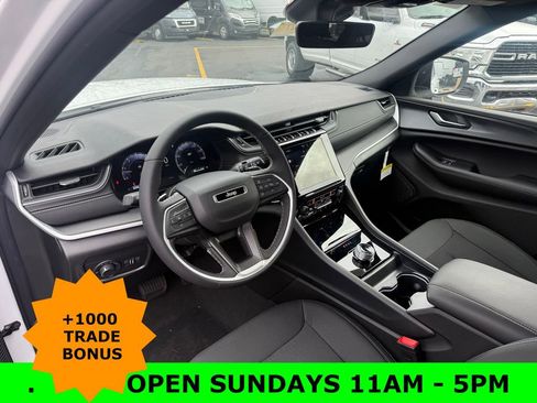 New 2025 Jeep Grand Cherokee Laredo image 10