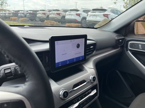 Used 2023 Ford Explorer XLT image 8