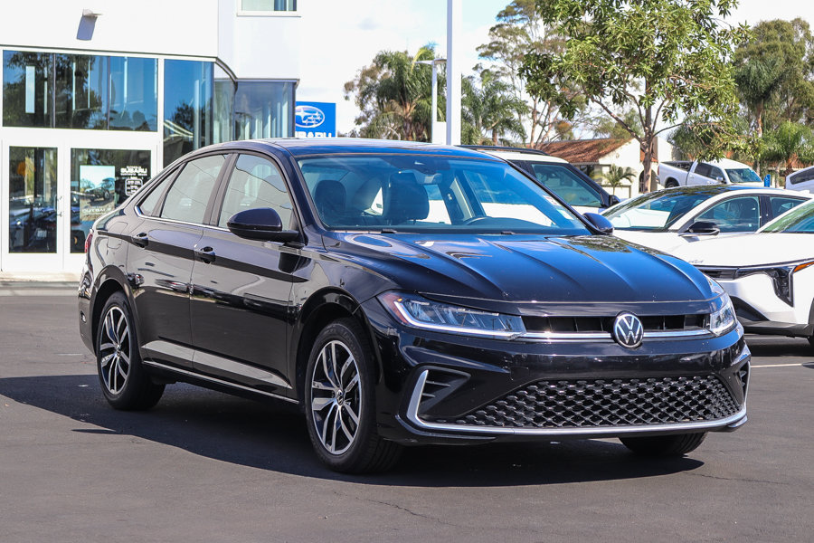 Used 2025 Volkswagen Jetta SE FWD image 3