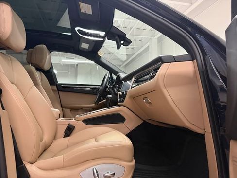 Certified 2023 Porsche Macan AWD/4WD image 21
