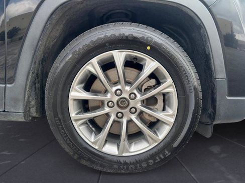 Used 2019 Jeep Cherokee Latitude Plus w/ Cold Weather Group FWD image 14