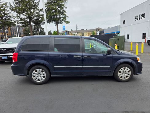 Used 2016 Dodge Grand Caravan American Value Package w/ UConnect Hands-Free Group FWD image 4
