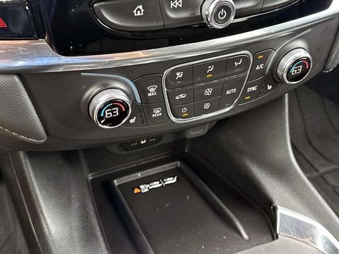 Used 2023 Chevrolet Traverse LT FWD image 4