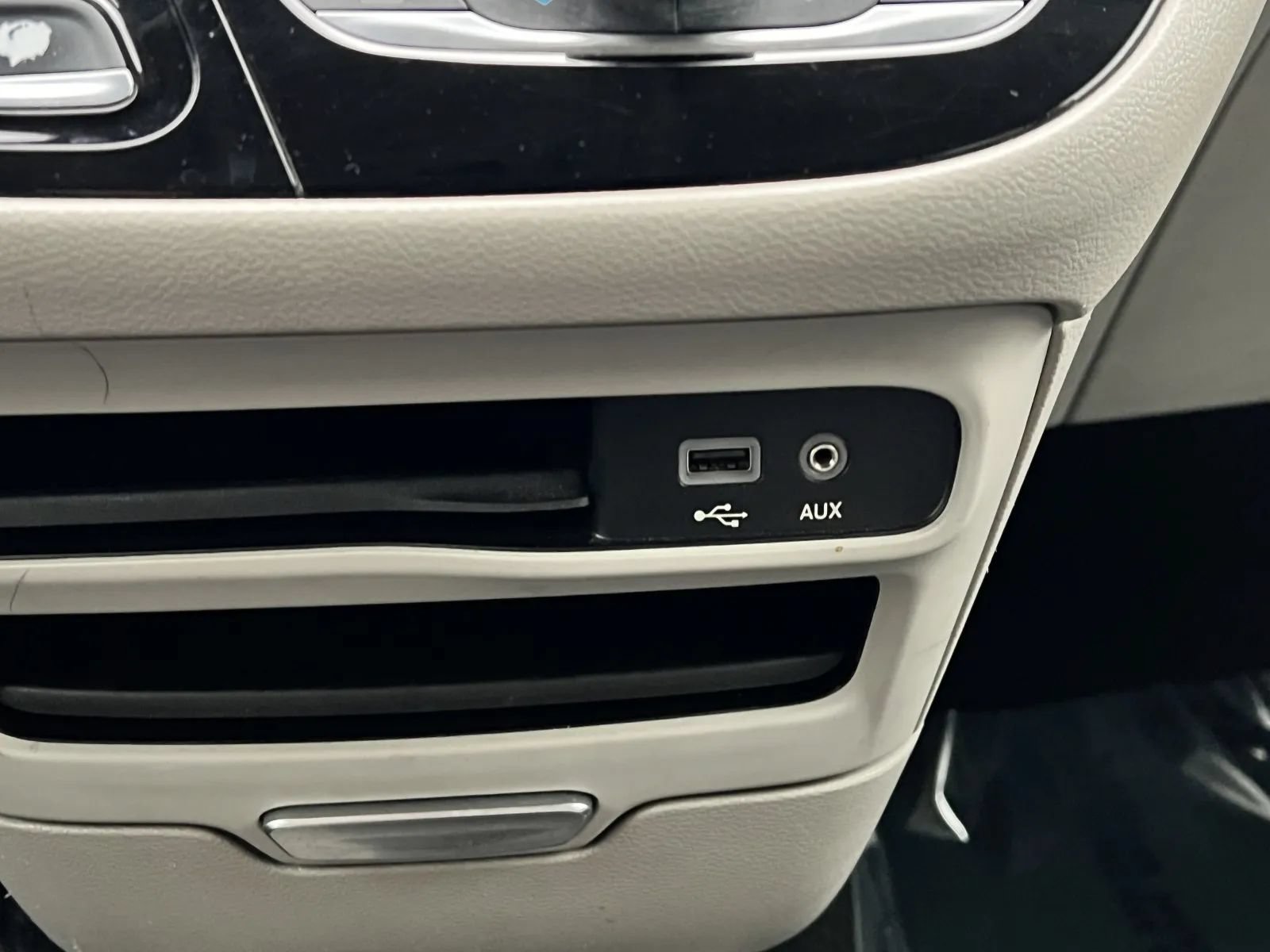 Used 2019 Chrysler Pacifica Touring-L FWD image 34