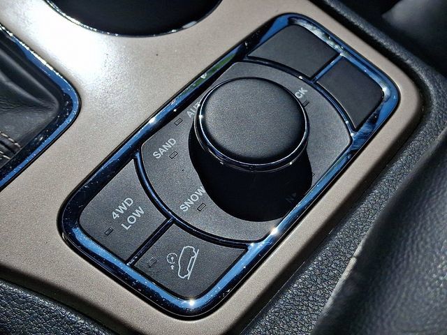 Used 2017 Jeep Grand Cherokee Limited AWD/4WD image 28
