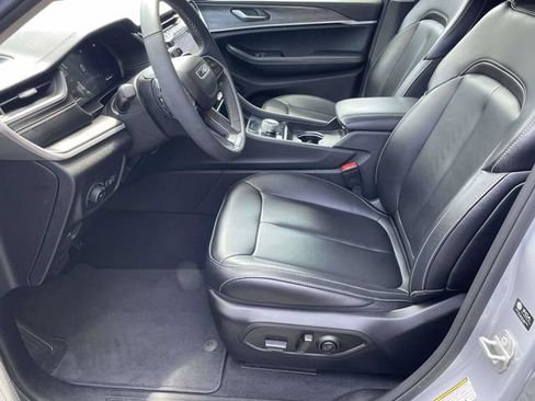 Used 2023 Jeep Grand Cherokee Limited RWD image 7