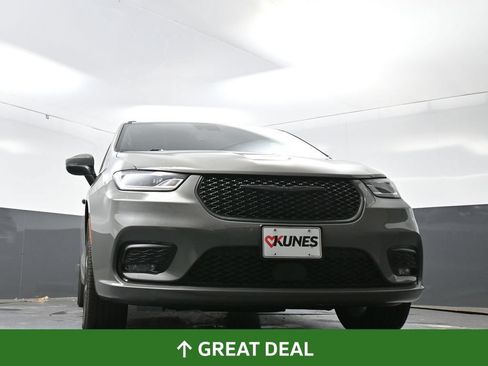 Used 2023 Chrysler Pacifica Touring-L w/ Uconnect Theater Family Group AWD/4WD image 29