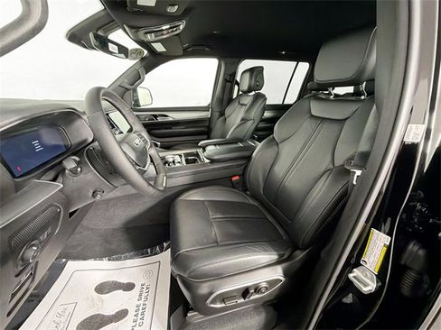 Used 2025 Jeep Wagoneer 4WD image 22