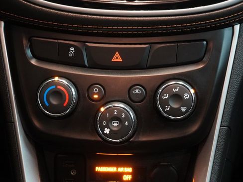 Used 2020 Chevrolet Trax LT w/ LT Convenience Package AWD/4WD image 20