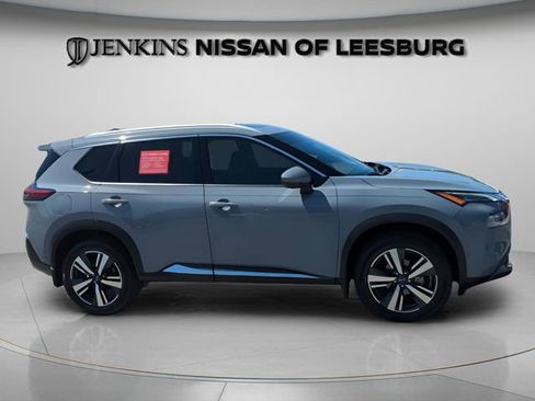 Used 2023 Nissan Rogue SL w/ SL Premium Package image 2