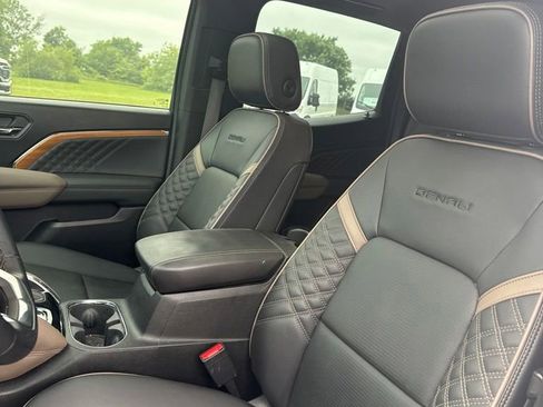 Used 2024 GMC Canyon Denali AWD/4WD image 11