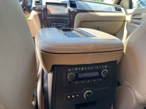 Used 2013 Cadillac Escalade Premium AWD/4WD image 13