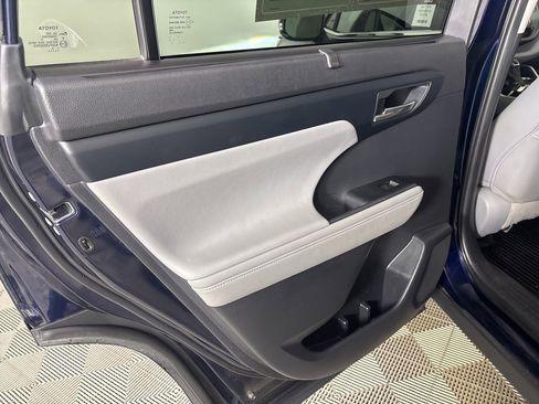 Used 2021 Toyota Highlander XLE image 21