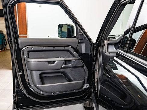Used 2025 Land Rover Defender 130 V8 AWD/4WD image 27