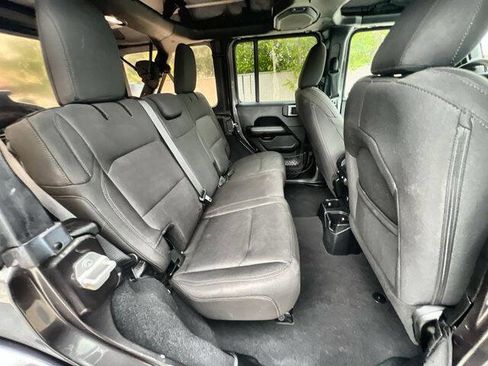 Used 2018 Jeep Wrangler Unlimited Sahara image 26