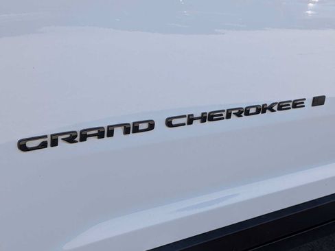 Used 2023 Jeep Grand Cherokee Limited w/ Black Appearance Package AWD/4WD image 11