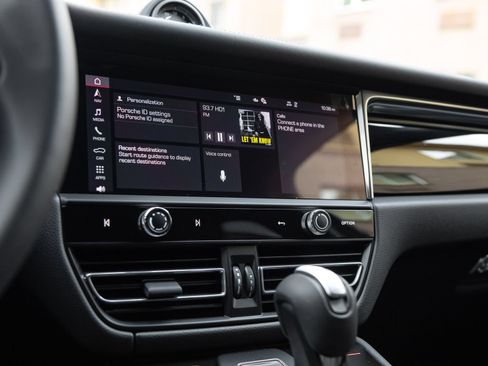 Certified 2026 Porsche Macan AWD/4WD image 24