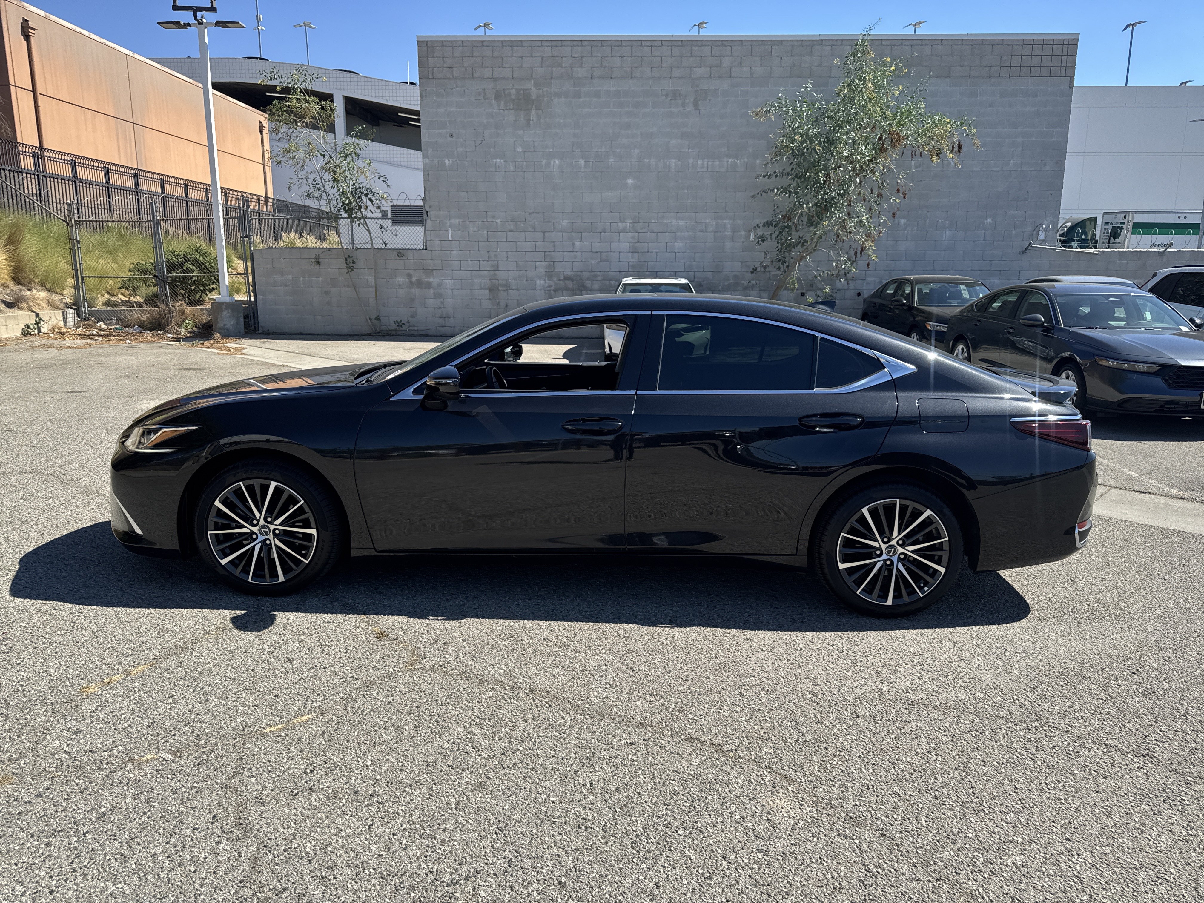 Used 2024 Lexus ES 300h w/ Premium Package FWD image 4
