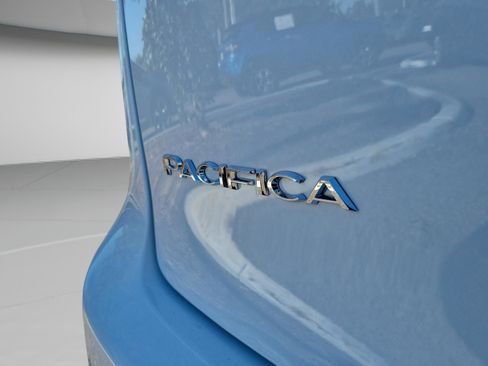 Used 2024 Chrysler Pacifica Select image 32