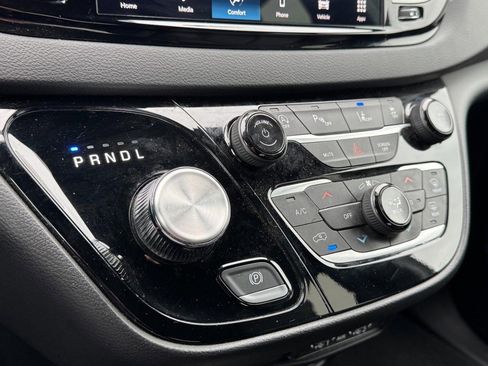 Used 2025 Chrysler Pacifica Select image 21