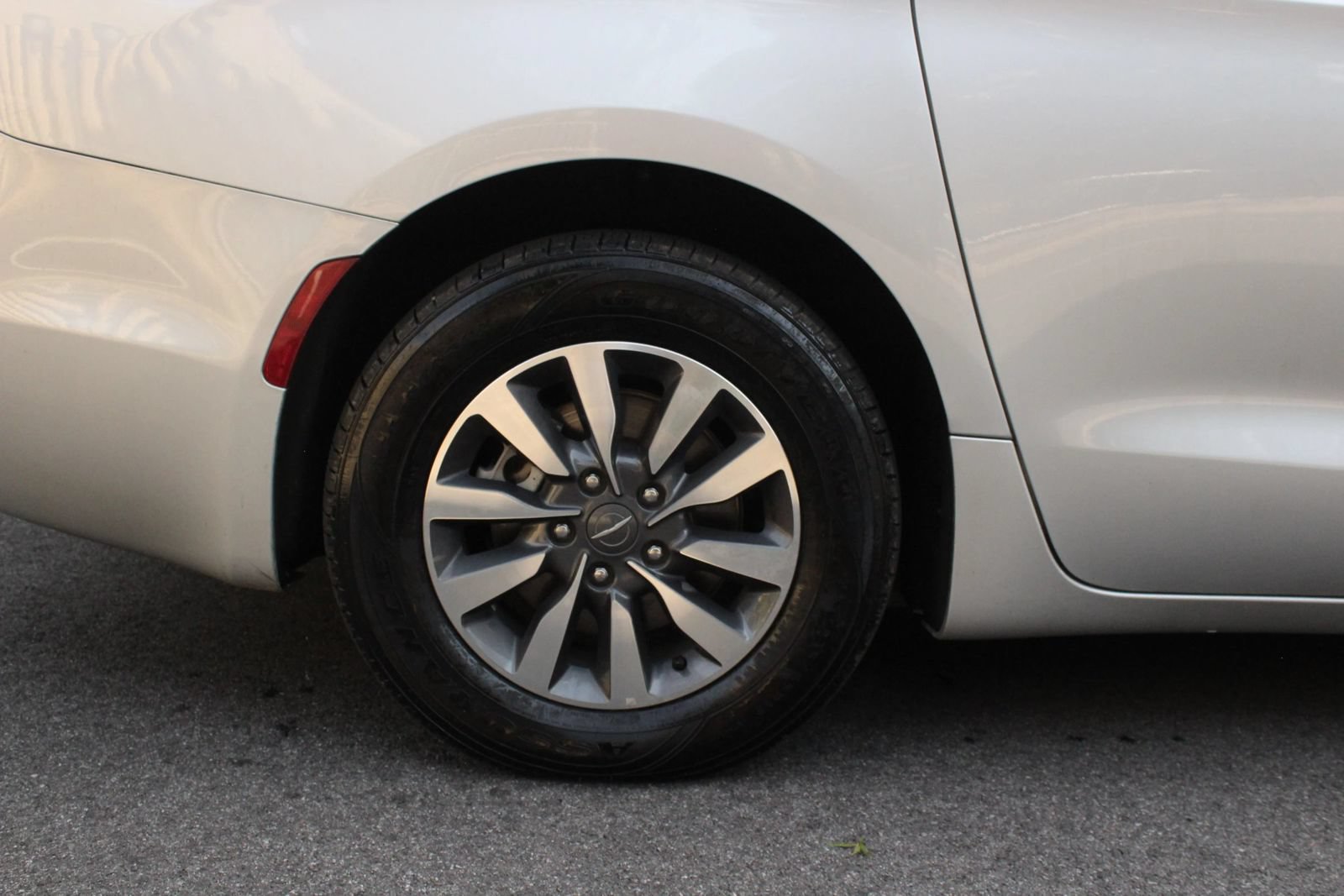 Used 2023 Chrysler Pacifica Touring-L FWD image 5