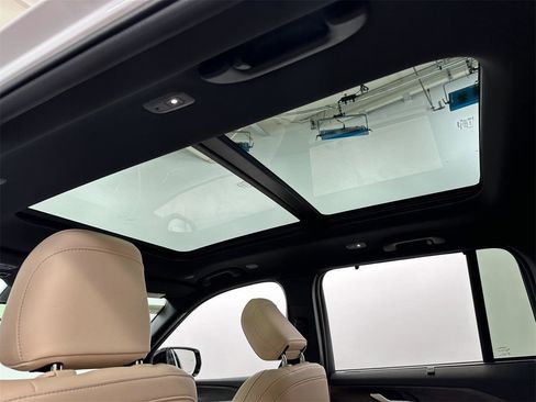 New 2024 Jeep Grand Cherokee Limited w/ Luxury Tech Group II image 12