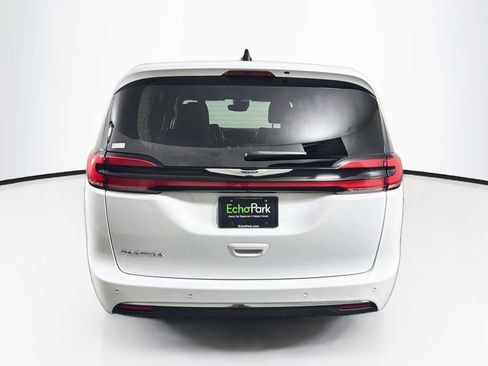Used 2024 Chrysler Pacifica Touring-L FWD image 7
