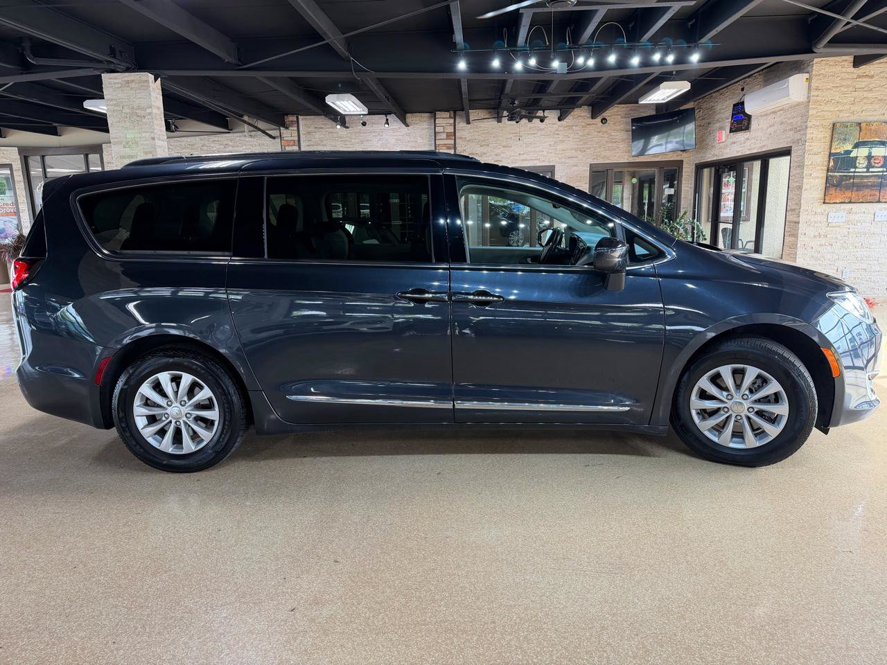 Used 2019 Chrysler Pacifica Touring-L FWD image 8