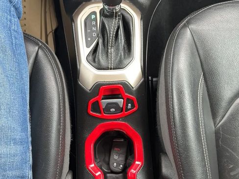 Used 2016 Jeep Renegade Limited image 20