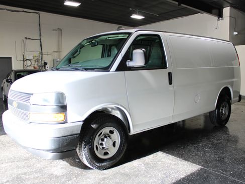 Used 2018 Chevrolet Express 2500 w/ Driver Convenience Package image 6