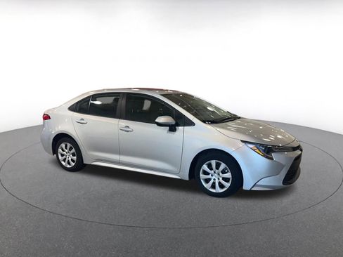 Used 2025 Toyota Corolla LE image 2