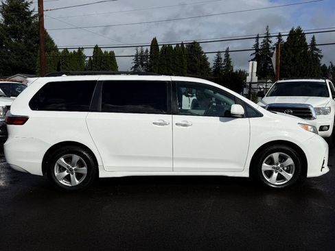 Used 2019 Toyota Sienna LE w/ Carpet Mat Package FWD image 5