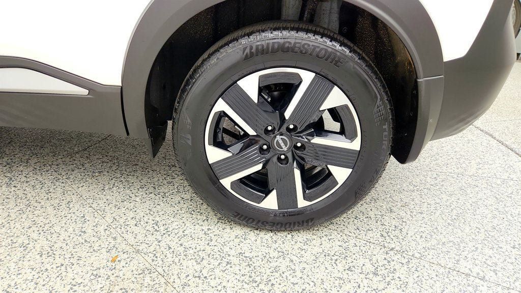 Used 2025 Nissan Kicks SV AWD/4WD image 9
