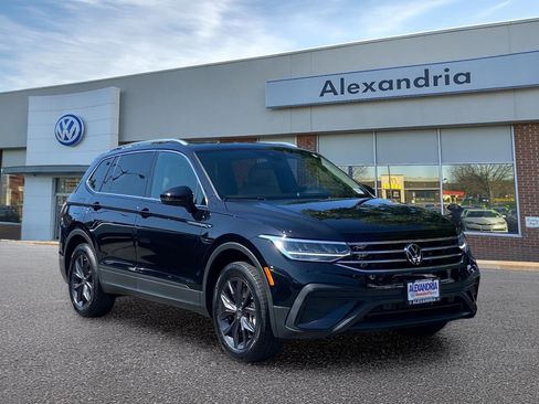 Certified 2024 Volkswagen Tiguan SE w/ Panoramic Sunroof Package AWD/4WD image 1