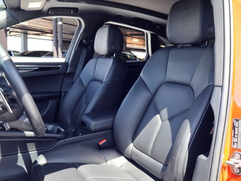 Certified 2025 Porsche Macan image 5