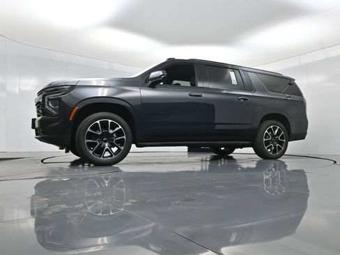 Used 2025 Chevrolet Suburban RST image 6