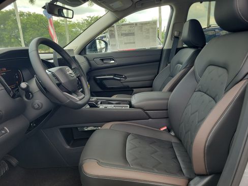 New 2026 Nissan Pathfinder Platinum FWD image 14